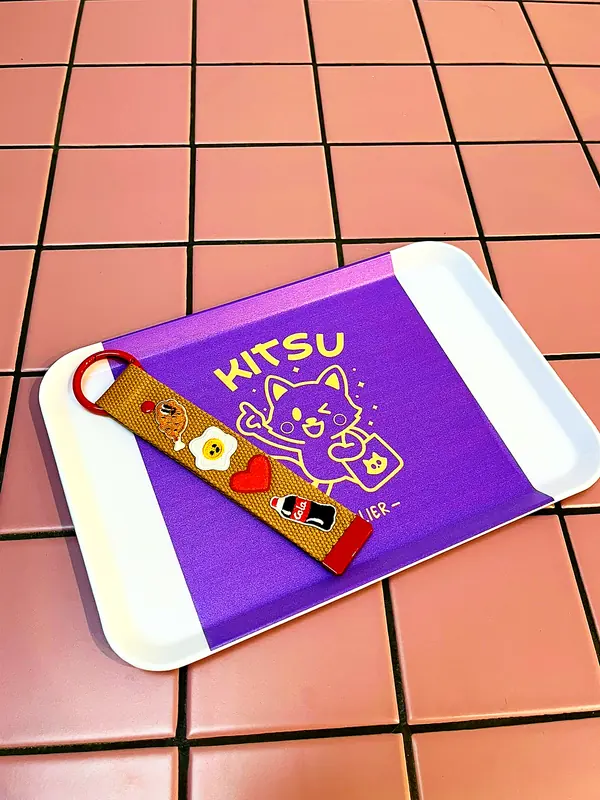 Porte-clés personnalisé avec trois écussons sur un plateau Kitsu violet