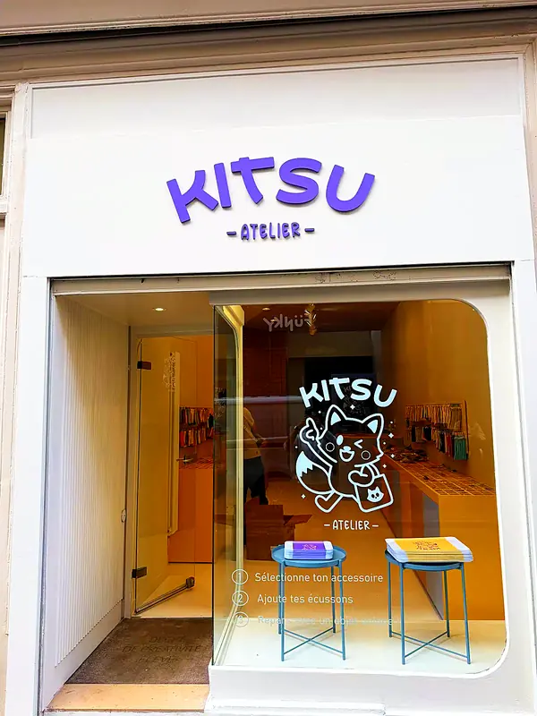 La devanture blanche de l'Atelier Kitsu au 23 rue de la Clef, avec le logo violet et le renard sur la vitrine